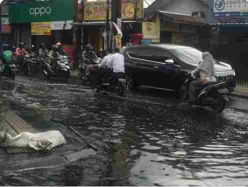 Banyak Pengguna Roda Dua Terjatuh Akibat Genangan Air di Ceger Raya, Pemkot Diduga Tutup Mata Banyak Pengguna Roda Dua Terjatuh Akibat Genangan Air di Ceger Raya, Pemkot Diduga Tutup Mata