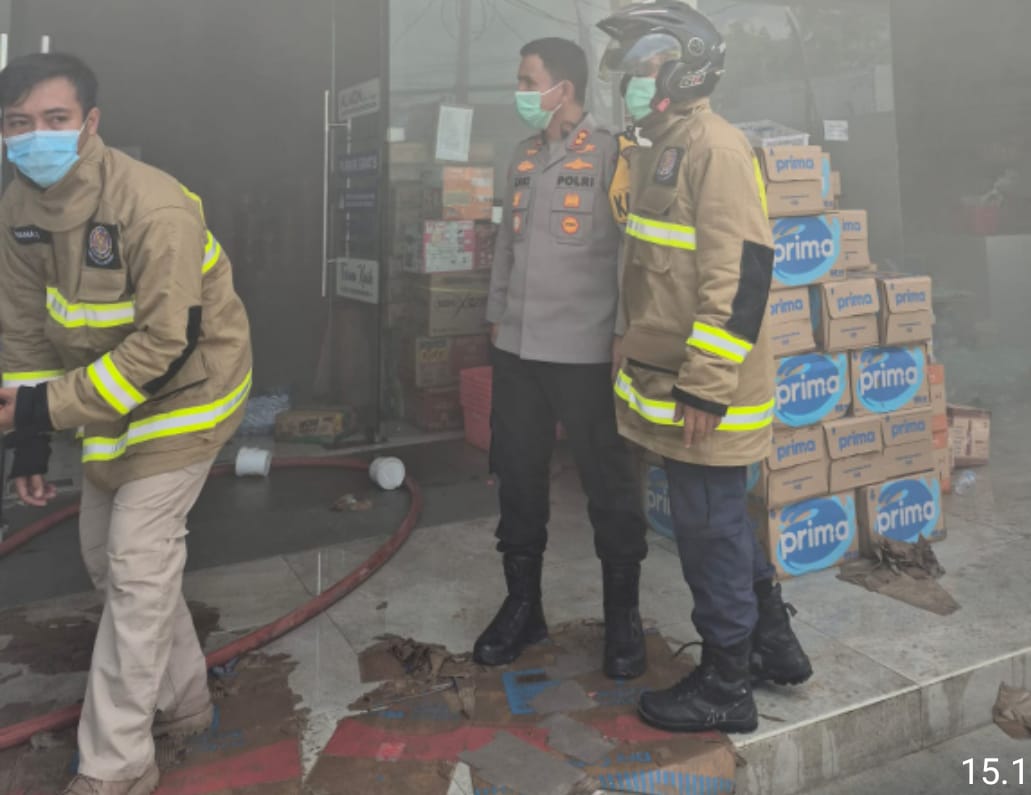 Kapolres Lebak Tinjau Langsung Penanganan Kebakaran Almond Super Rangkasbitung Kapolres Lebak Tinjau Langsung Penanganan Kebakaran Almond Super Rangkasbitung