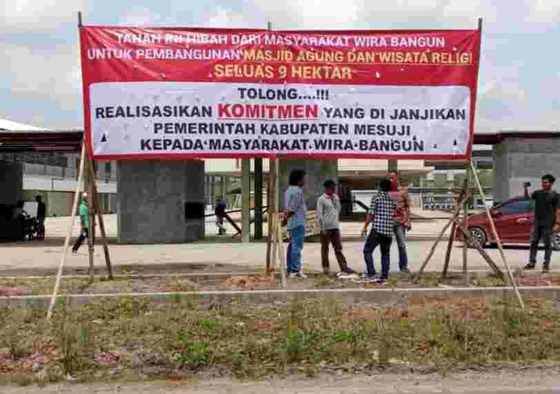 Masyarakat Desa Wira Bangun Pasang Spanduk Tagih Janji Pemkab Mesuji Masyarakat Desa Wira Bangun Pasang Spanduk Tagih Janji Pemkab Mesuji