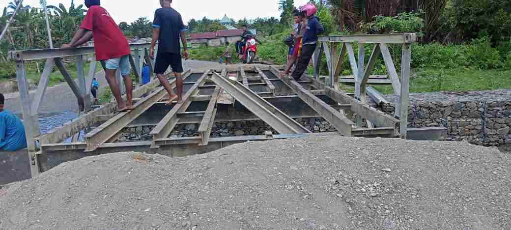 Pekerjaan Jembatan Sungai Sahwai Dusun La’ala Tak Kunjung Selesai Pekerjaan Jembatan Sungai Sahwai Dusun La’ala Tak Kunjung Selesai