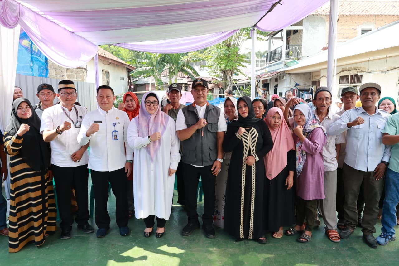 Wakil Bupati Intan Serahkan 10 Unit Rumah Program Bedah RTLH Wakil Bupati Intan Serahkan 10 Unit Rumah Program Bedah RTLH