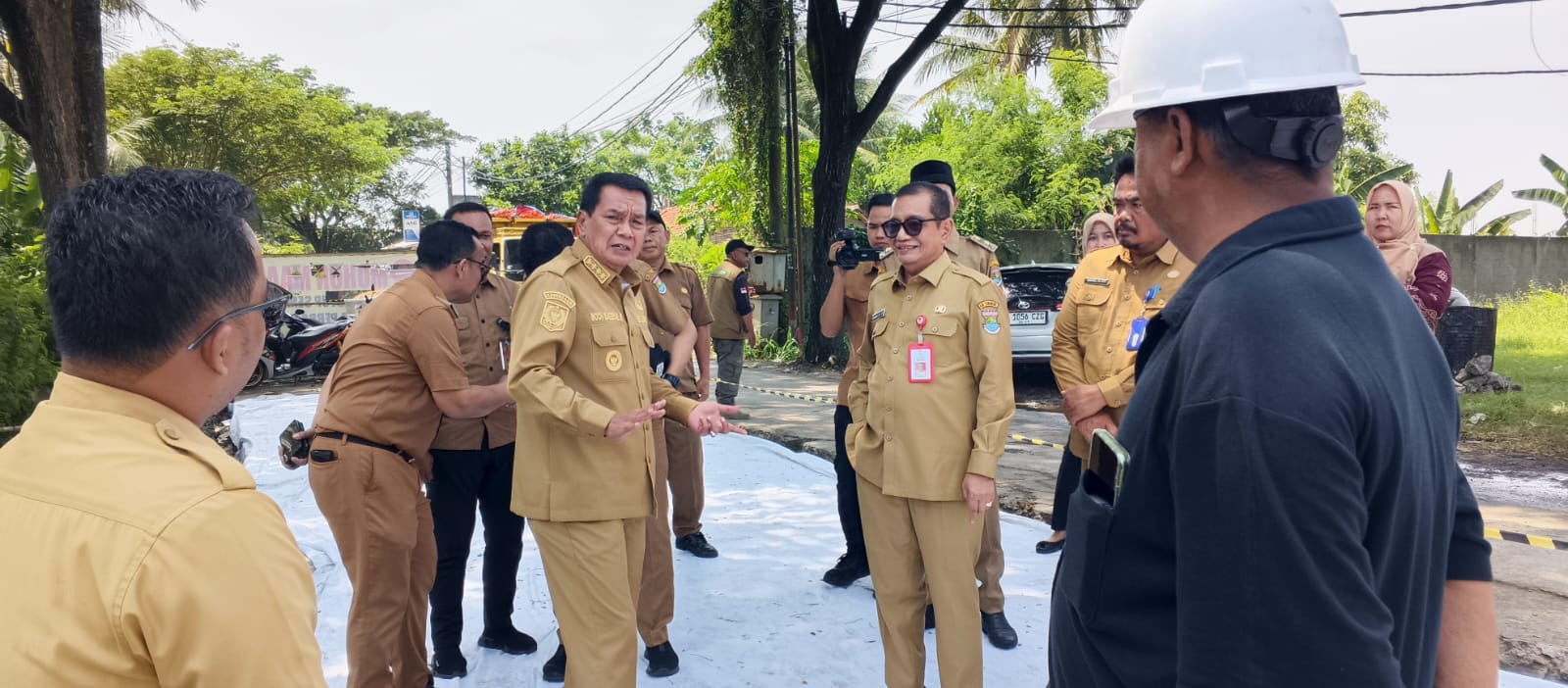 Bupati Tangerang dan DBMSDA Turun Tangan Kawal Kualitas Jalan Beton di Sukadiri Bupati Tangerang dan DBMSDA Turun Tangan Kawal Kualitas Jalan Beton di Sukadiri