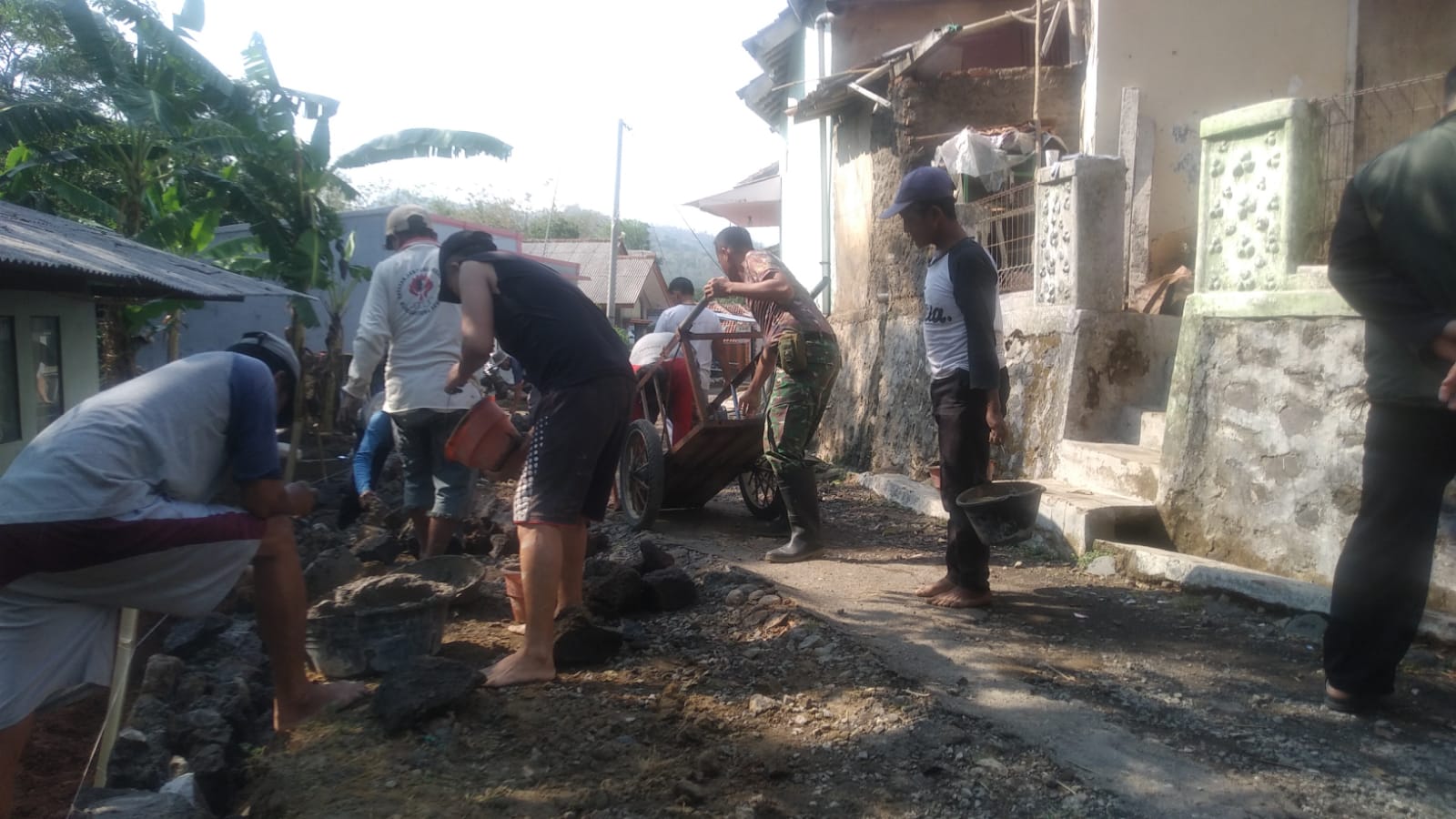 Wujudkan Rasa Kepedulian Sosial, Babinsa Desa Pakembangan Gelar Gotong Royong Bersama Warga Wujudkan Rasa Kepedulian Sosial, Babinsa Desa Pakembangan Gelar Gotong Royong Bersama Warga
