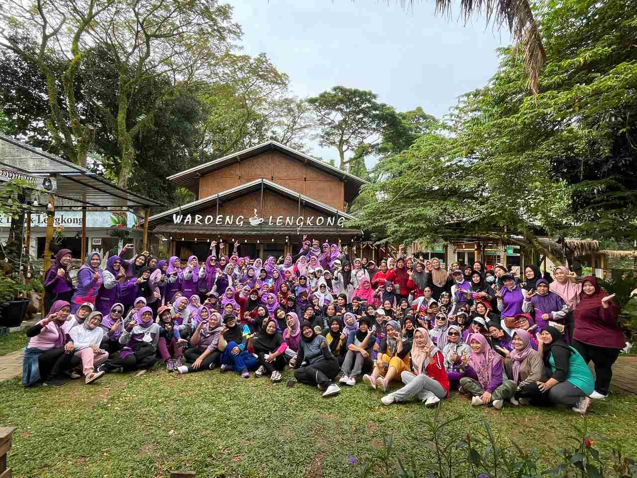 Fun Aerobic dan Pesta Kuliner Makan Gratis Pecak Nila & Sayur Besan di Waroeng Lengkong Fun Aerobic dan Pesta Kuliner Makan Gratis Pecak Nila & Sayur Besan di Waroeng Lengkong