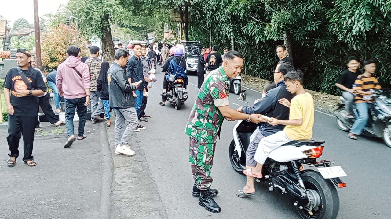 Koramil 1514/Pancalang Bagikan Ratusan Paket Takjil Kepada Masyarakat Koramil 1514/Pancalang Bagikan Ratusan Paket Takjil Kepada Masyarakat