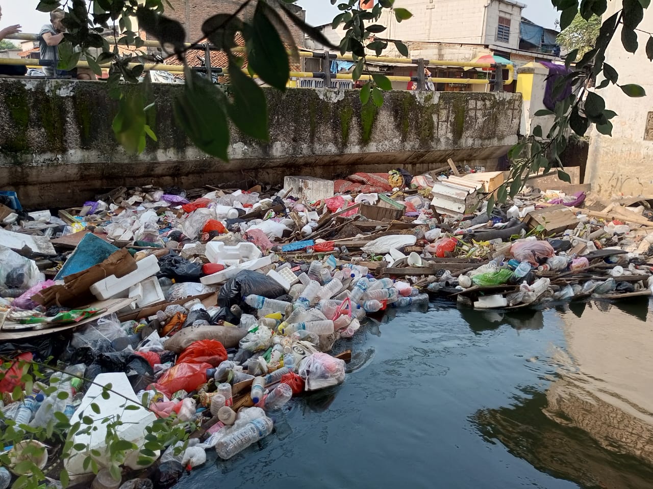 Banjir Mulai Surut, Kali Semongol di Kalideres Dipenuhi Sampah Banjir Mulai Surut, Kali Semongol di Kalideres Dipenuhi Sampah