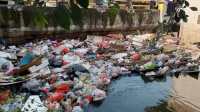 Banjir Mulai Surut, Kali Semongol di Kalideres Dipenuhi Sampah Banjir Mulai Surut, Kali Semongol di Kalideres Dipenuhi Sampah
