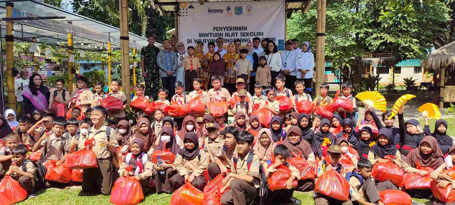 Bantuan yayasan Amway Peduli Bantuan yayasan Amway Peduli