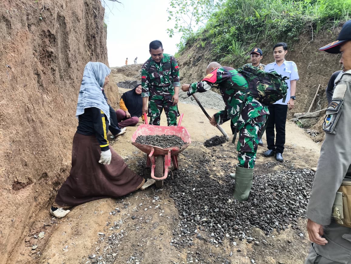 Kerja Bakti Pembangunan Jalan Sepanjang 200 Meter Di Desa Pinara Kerja Bakti Pembangunan Jalan Sepanjang 200 Meter Di Desa Pinara