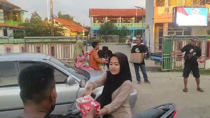 Teman Ngopi Kholid Ismail Bagikan Takjil Gratis Teman Ngopi Kholid Ismail Bagikan Takjil Gratis