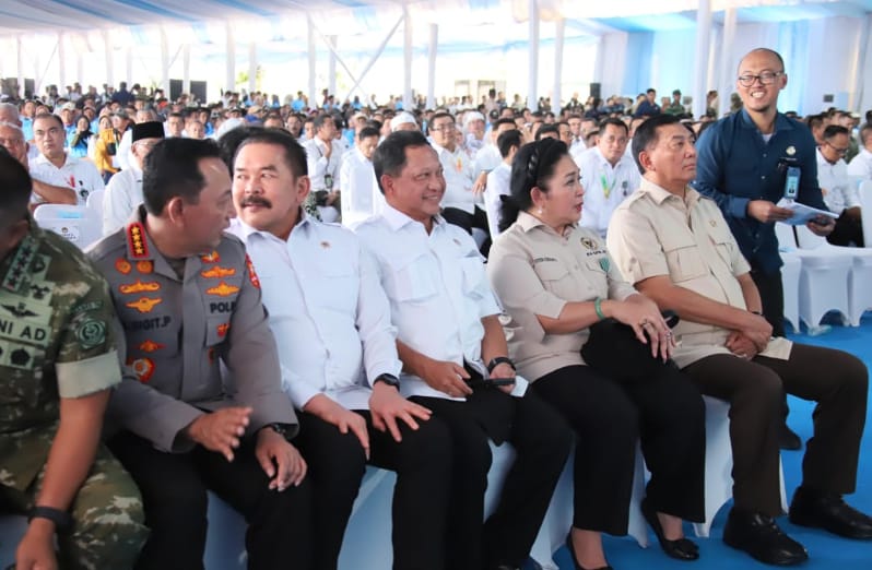 Mendagri Hadiri Panen Raya dan Pengumuman Swasembada Pangan di Karawang Mendagri Hadiri Panen Raya dan Pengumuman Swasembada Pangan di Karawang