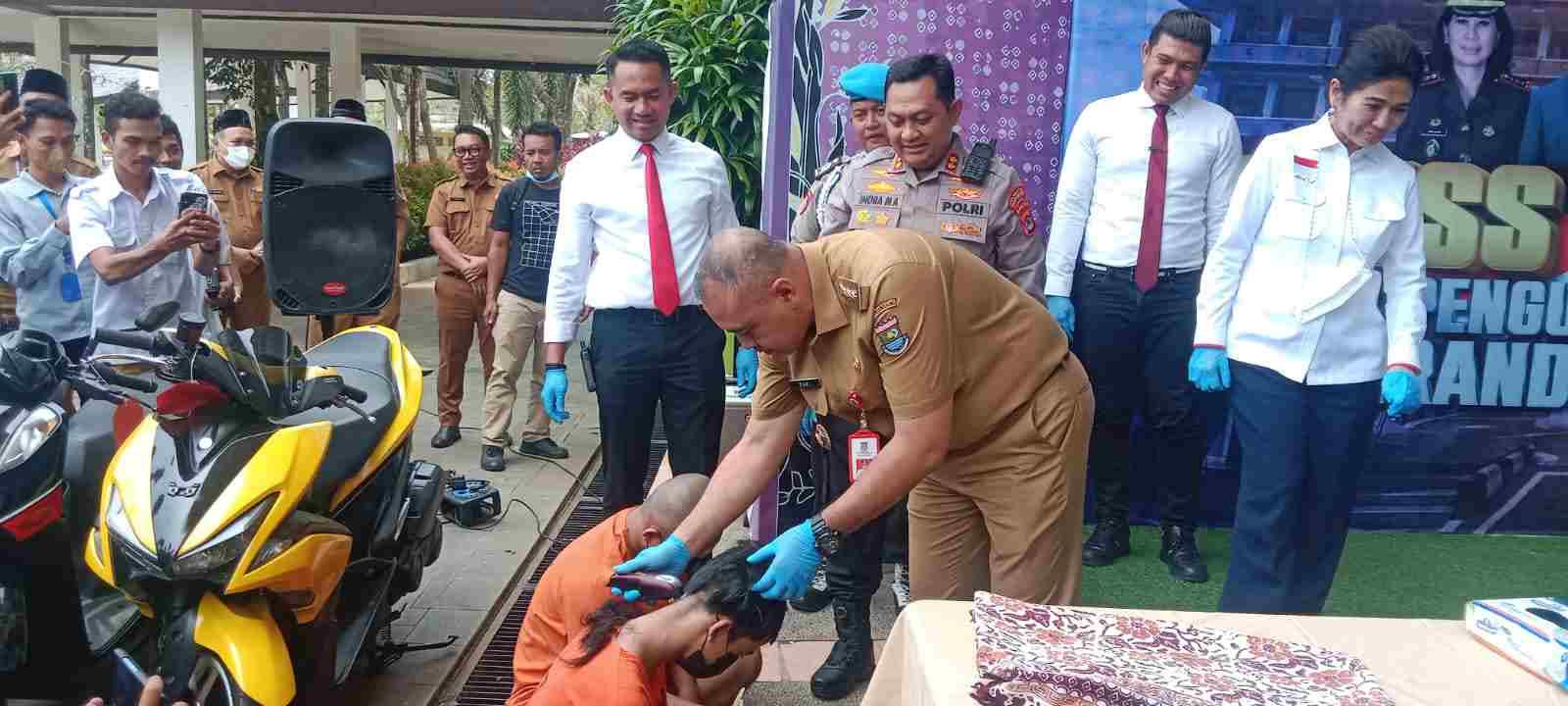 Bupati Gunduli Pelaku Kejahatan Gengster Di Wilayah Kabupaten Tangerang Bupati Gunduli Pelaku Kejahatan Gengster Di Wilayah Kabupaten Tangerang