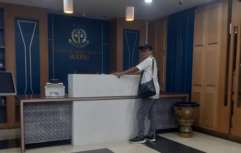 MJKS Desak Kejagung Ambil Alih Kasus Korupsi Unsrat dan Usut Dugaan Keterlibatan Adik Rocky Gerung MJKS Desak Kejagung Ambil Alih Kasus Korupsi Unsrat dan Usut Dugaan Keterlibatan Adik Rocky Gerung