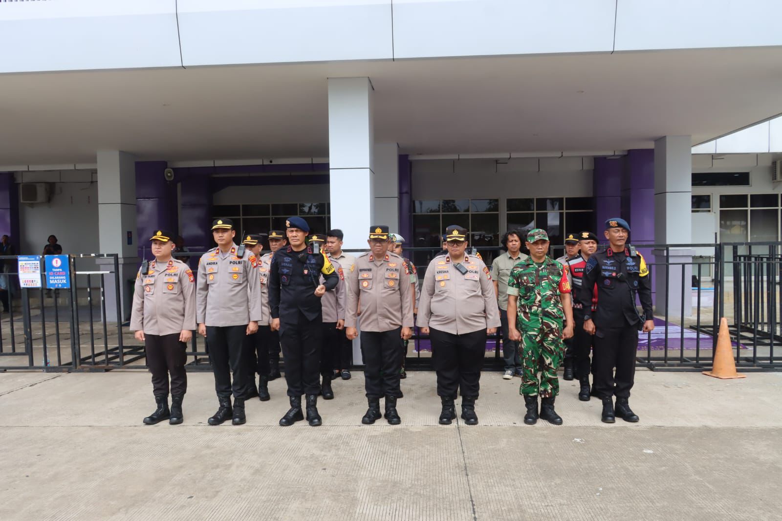 AKBP Boy Jumalolo Pimpin Apel Persiapan Liga BRI 1 Persita vs Borneo FC AKBP Boy Jumalolo Pimpin Apel Persiapan Liga BRI 1 Persita vs Borneo FC