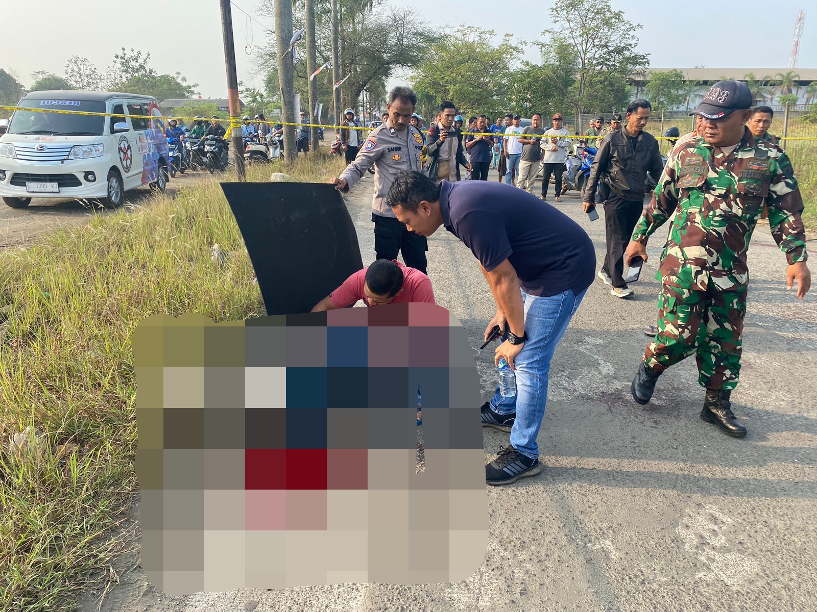 Mayat Pria Tanpa Identitas Ditemukan Tewas Bersimbah Darah di Pasar Kemis Mayat Pria Tanpa Identitas Ditemukan Tewas Bersimbah Darah di Pasar Kemis