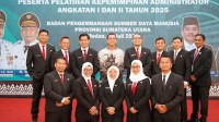 Tutup Pelatihan Kepemimpinan Administrator, Sekda Sumut Ajak ASN Jadi Motor Perubahan Pelayanan Publik Tutup Pelatihan Kepemimpinan Administrator, Sekda Sumut Ajak ASN Jadi Motor Perubahan Pelayanan Publik