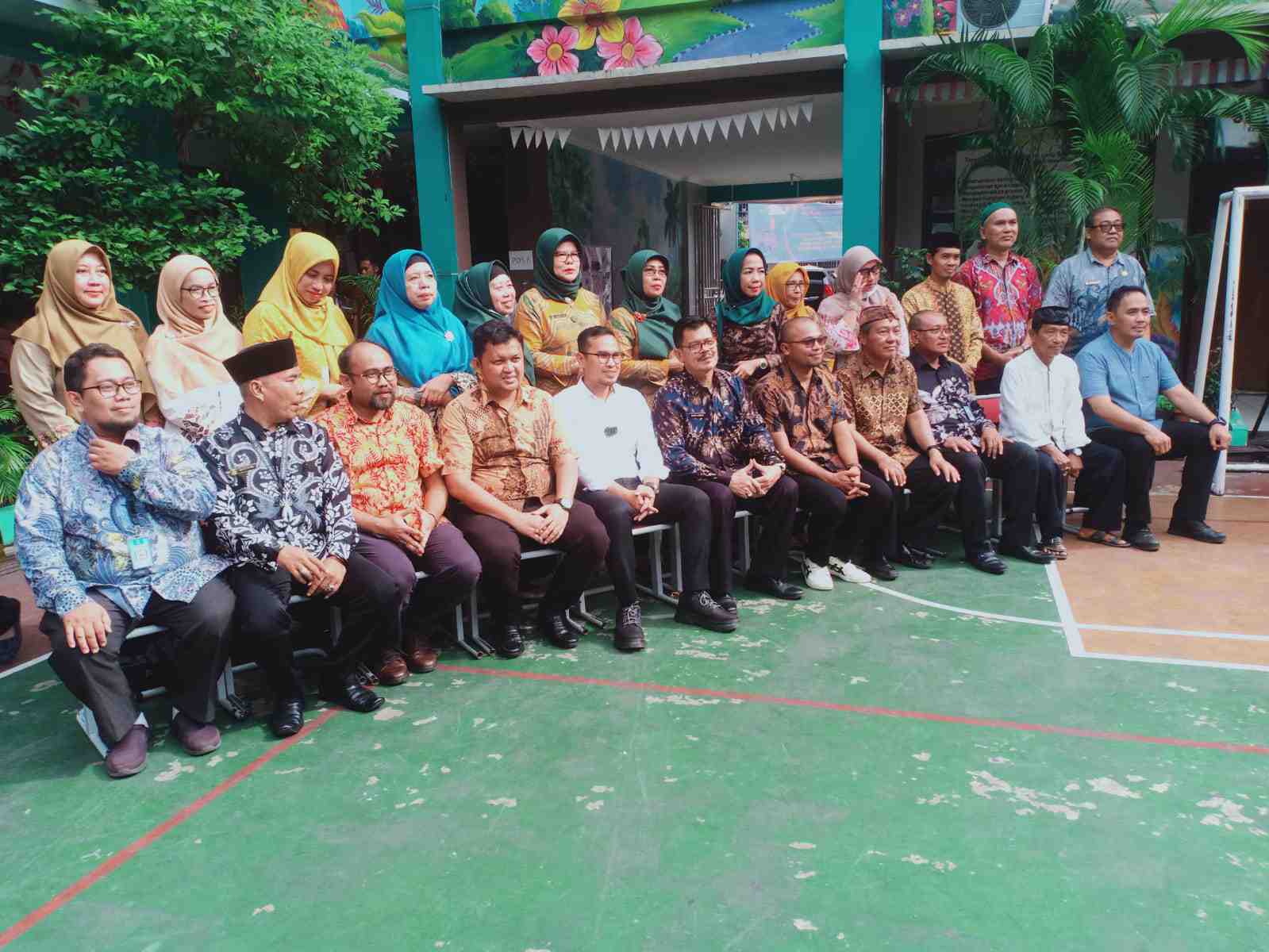 Wakil Walikota Berikan Bantuan Kepada Murid SD Se-kota Tangsel Wakil Walikota Berikan Bantuan Kepada Murid SD Se-kota Tangsel