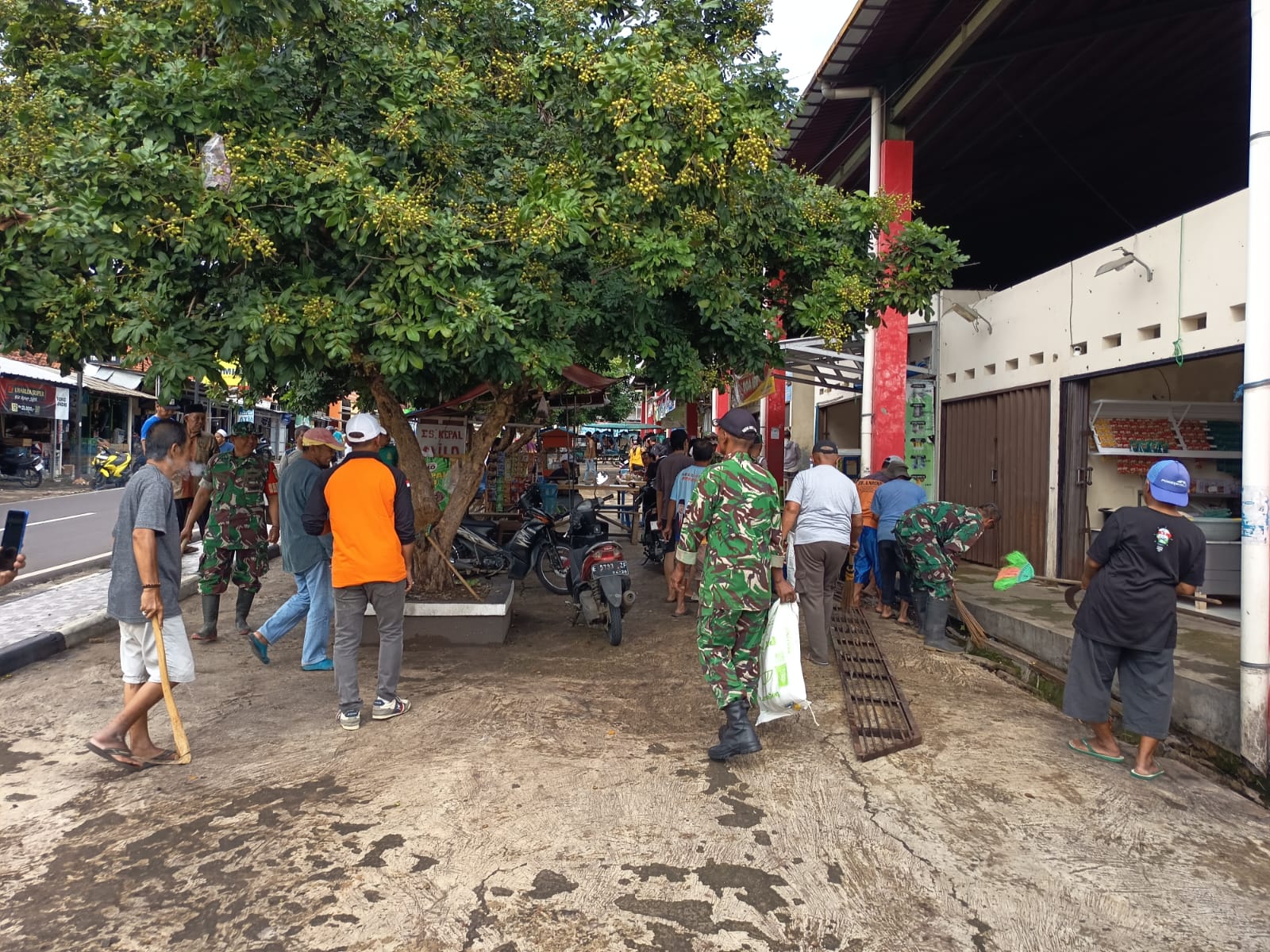 KORAMIL 1513 GARAWANGI GELAR KARYA BAKTI JUMAT BERSIH DI WILAYAH GARAWANGI KORAMIL 1513 GARAWANGI GELAR KARYA BAKTI JUMAT BERSIH DI WILAYAH GARAWANGI