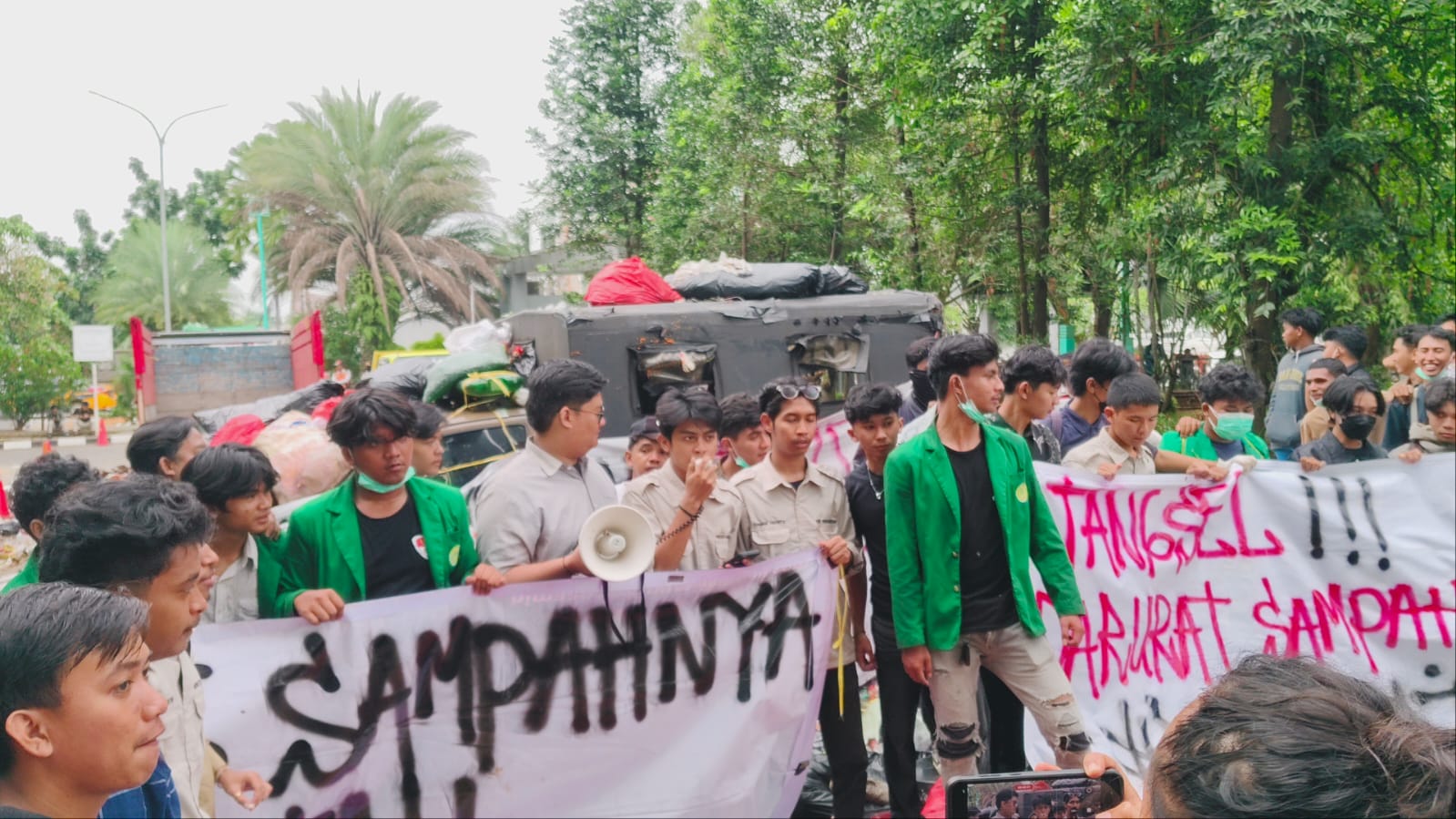 BEM UMJ Demo Dengan Membawa Sampah Ke Pemkot Tangsel BEM UMJ Demo Dengan Membawa Sampah Ke Pemkot Tangsel