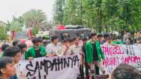 BEM UMJ Demo Dengan Membawa Sampah Ke Pemkot Tangsel BEM UMJ Demo Dengan Membawa Sampah Ke Pemkot Tangsel