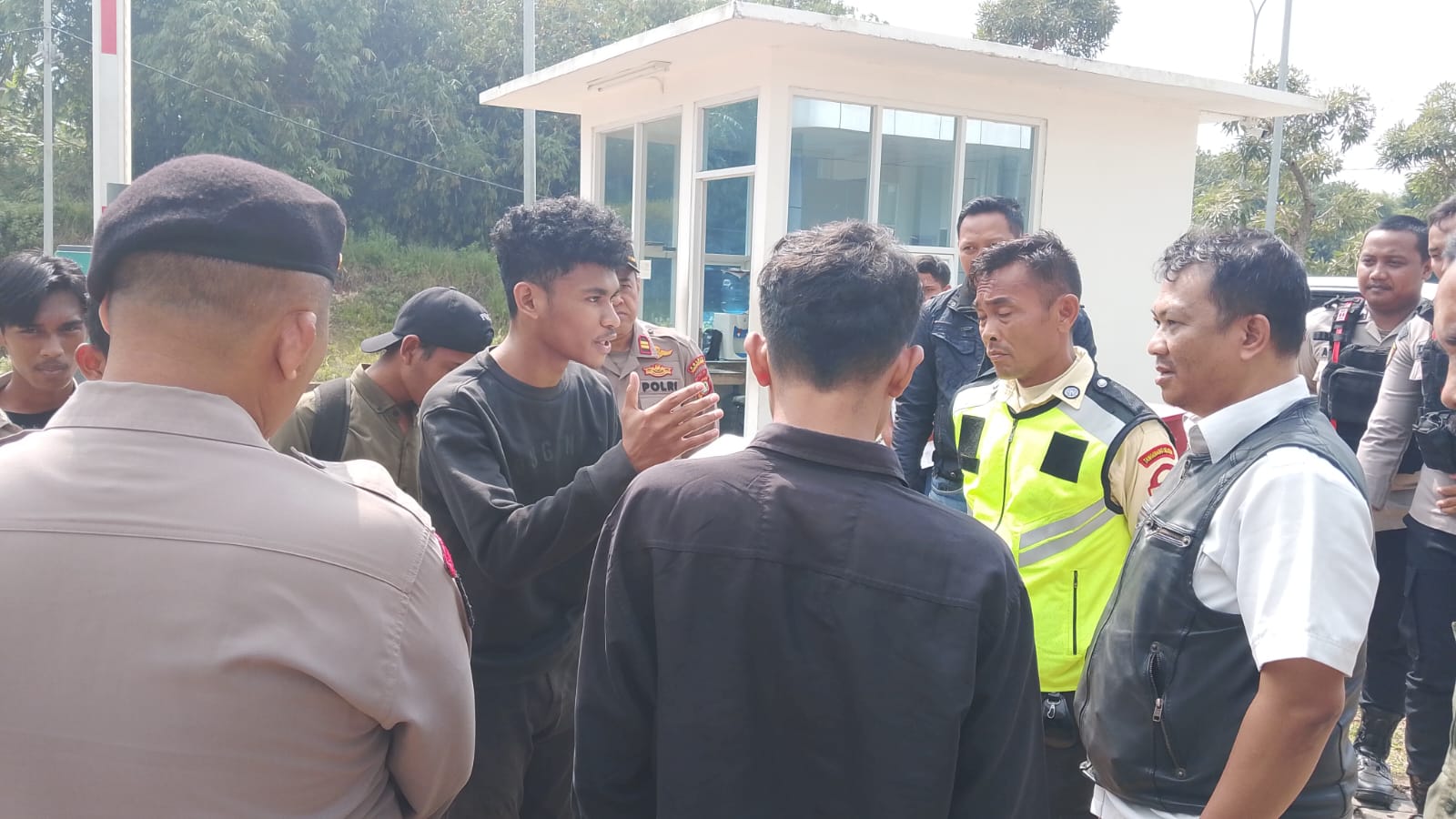 Proyek Trotoar di Ciater Raya Serpong, Disoroti Permahuta Proyek Trotoar di Ciater Raya Serpong, Disoroti Permahuta