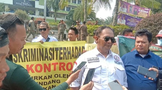 Unras LSM depan kantor bupati Unras LSM depan kantor bupati
