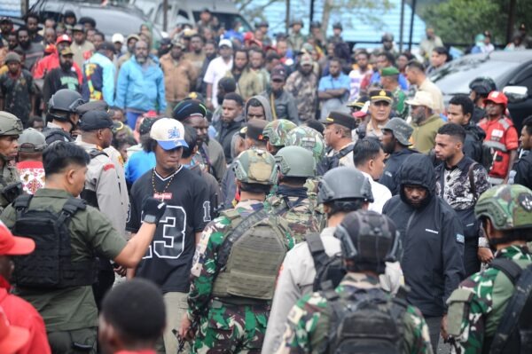 Dampak Serangan KKB Di Distrik Sinak: 12 Warga Meninggal Dunia dan Puluhan Mengungsi Dampak Serangan KKB Di Distrik Sinak: 12 Warga Meninggal Dunia dan Puluhan Mengungsi