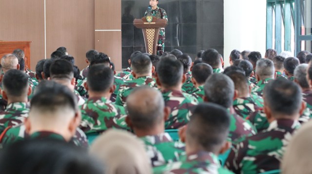 Pengarahan Penting Kepada Seluruh Anggota Dan Pengarahan Penting Kepada Seluruh Anggota Dan PNS Kodim 0615/Kuningan Pengarahan Penting Kepada Seluruh Anggota Dan Pengarahan Penting Kepada Seluruh Anggota Dan PNS Kodim 0615/Kuningan