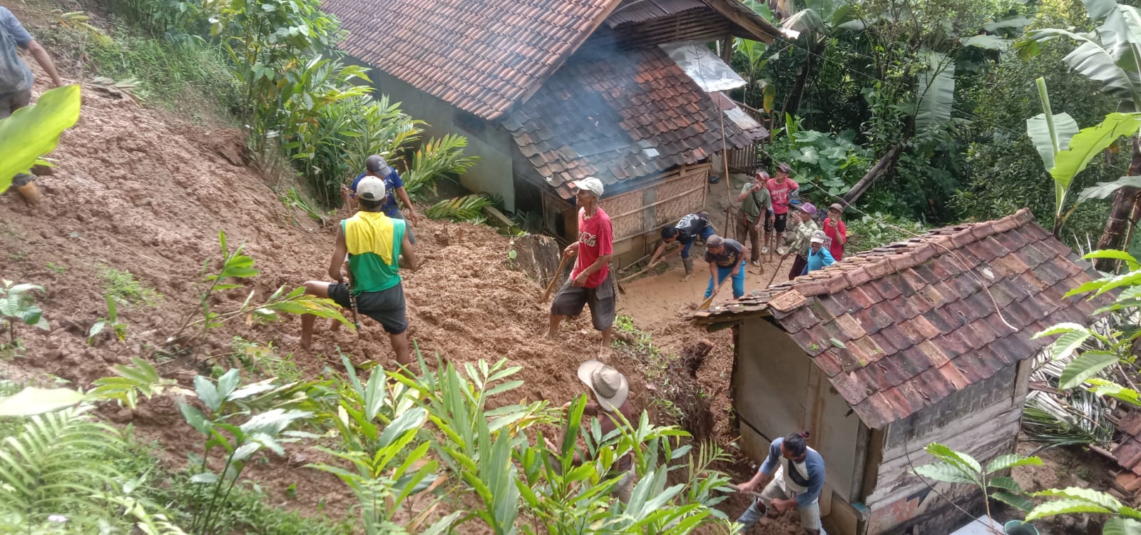 Tanah Longsor Terjadi Di Wilayah Kabupaten Kuningan Tanah Longsor Terjadi Di Wilayah Kabupaten Kuningan