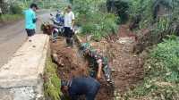 Cegah Banjir, Babinsa 1502 Kadugede Bersihkan Gorong-Gorong Bersama Warga Cegah Banjir, Babinsa 1502 Kadugede Bersihkan Gorong-Gorong Bersama Warga