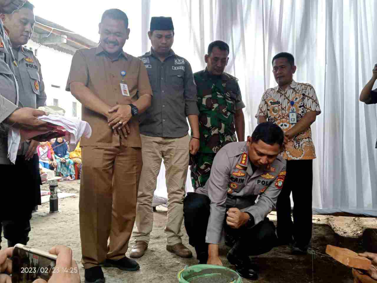 Polres Metro Kota Tangerang Bedah Rumah Warga Desa Belimbing Kosambi Polres Metro Kota Tangerang Bedah Rumah Warga Desa Belimbing Kosambi