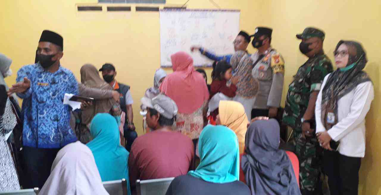 Kades Tanjung Pasir Arun Pantau Langsung Penyaluran Bansos Kades Tanjung Pasir Arun Pantau Langsung Penyaluran Bansos