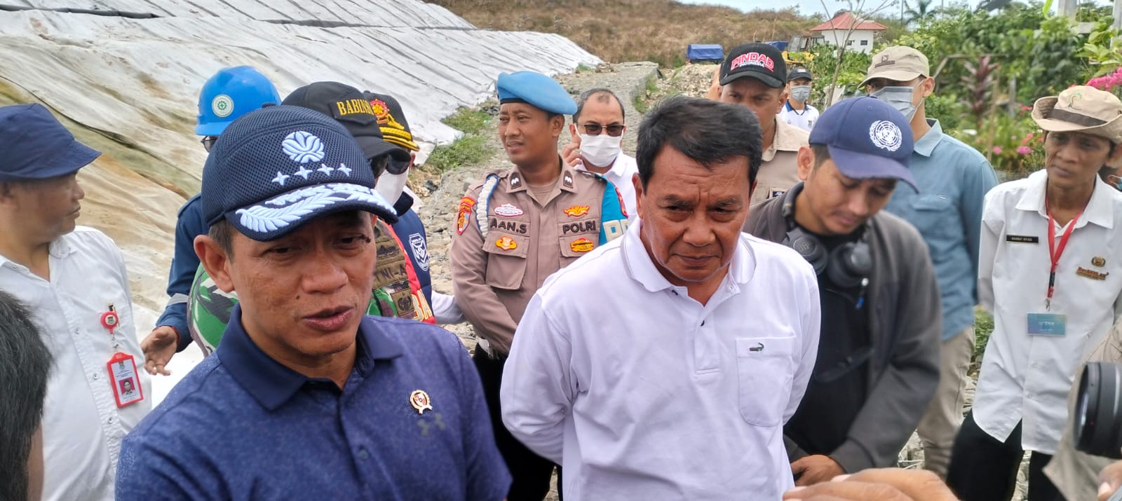 Bupati Dampingi Hanif Faisol Nurofiq Meninjau Lokasi Waste To Energy di TPA Jatiwaringin Bupati Dampingi Hanif Faisol Nurofiq Meninjau Lokasi Waste To Energy di TPA Jatiwaringin