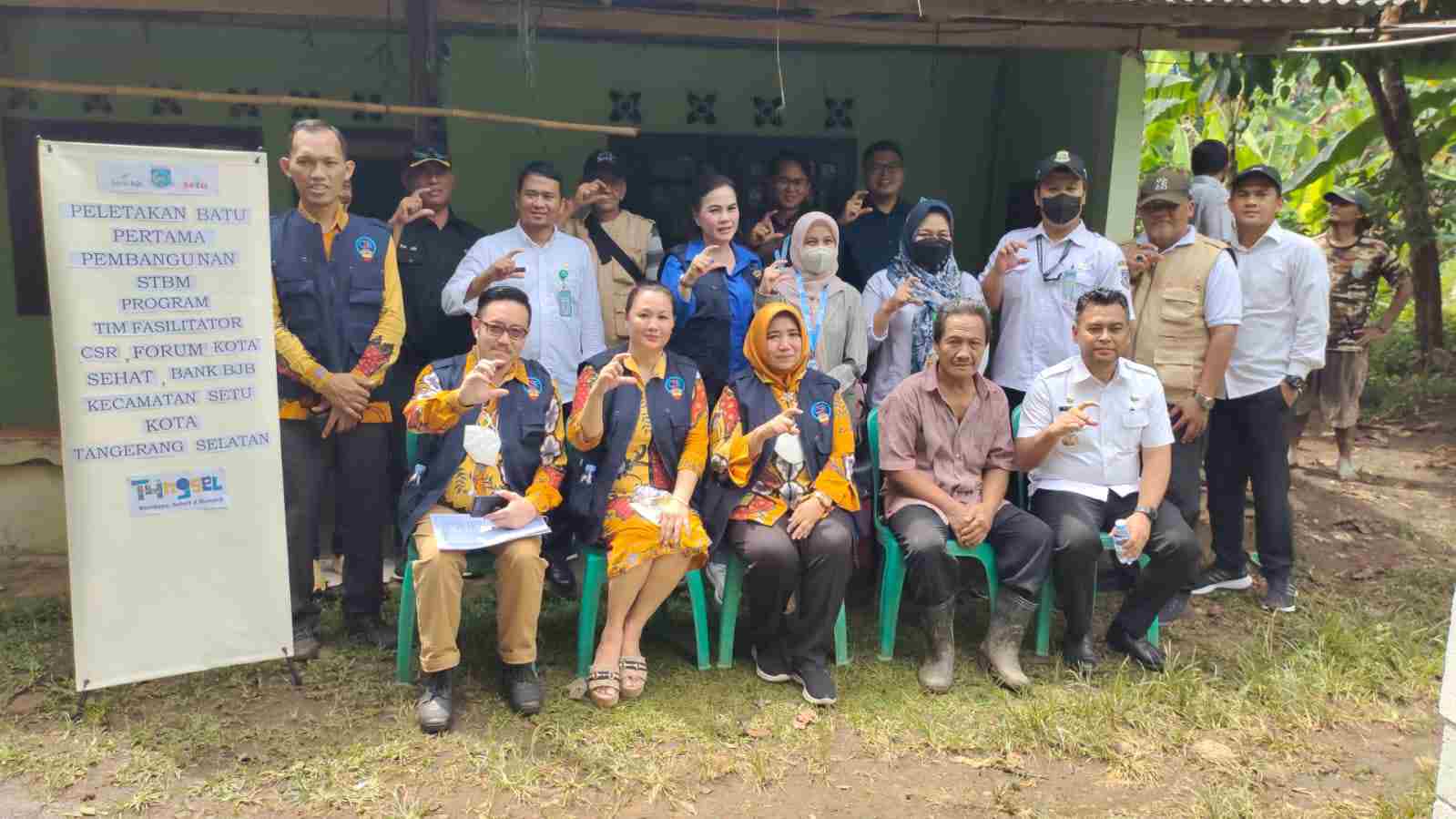 Peletakan Batu Pertama Pembangunan STBM di Kelurahan Setu Peletakan Batu Pertama Pembangunan STBM di Kelurahan Setu