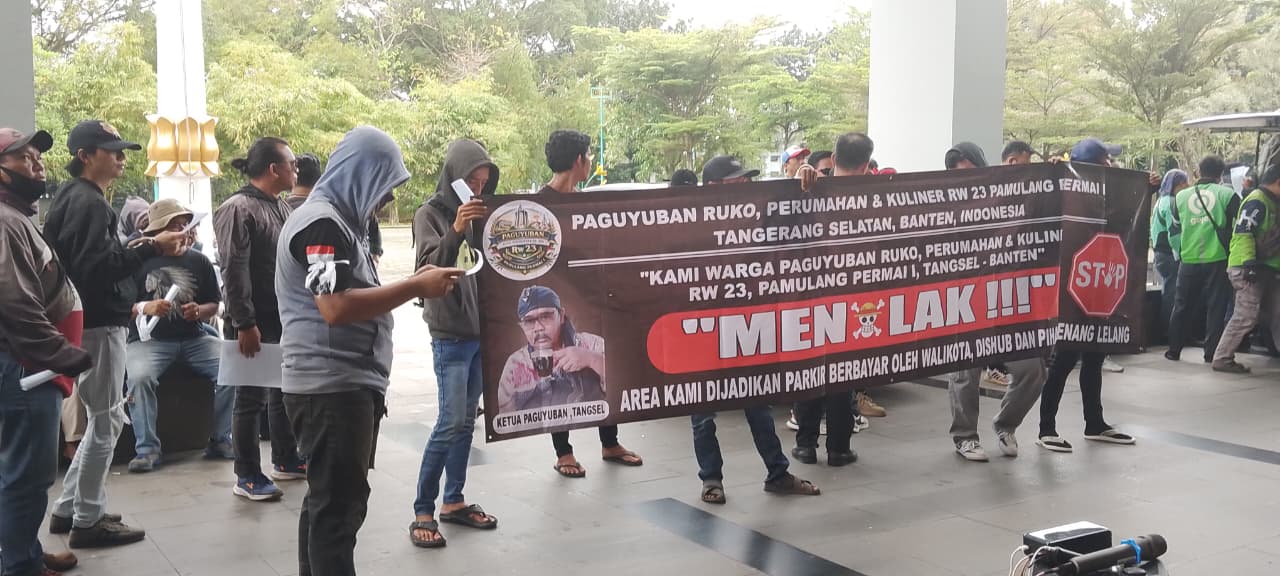 Warga RW 23 Pamulang Permai I Tolak Parkir Berbayar, Gelar Aksi di Kantor Pemkot Tangerang Selatan Warga RW 23 Pamulang Permai I Tolak Parkir Berbayar, Gelar Aksi di Kantor Pemkot Tangerang Selatan
