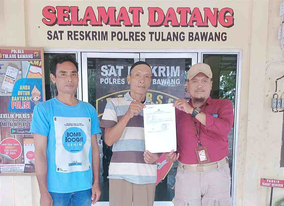 Penyidik Satreskrim Polres Tuba Cek TKP Pengrusakan 300 Pohon Karet di Kampung Bawang Tirto Mulyo Penyidik Satreskrim Polres Tuba Cek TKP Pengrusakan 300 Pohon Karet di Kampung Bawang Tirto Mulyo