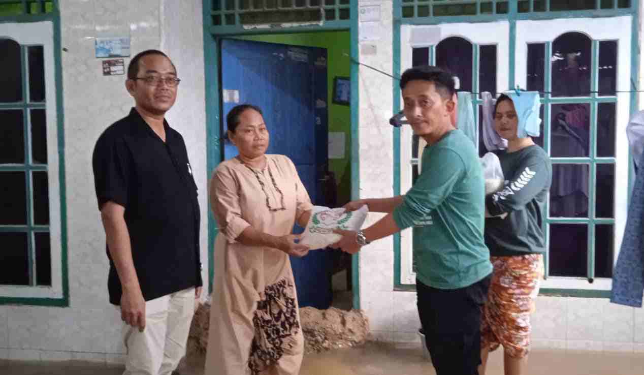 Camat Teluknaga Didampingi Kades Tanjung Pasir Monitoring Lokasi Banjir Camat Teluknaga Didampingi Kades Tanjung Pasir Monitoring Lokasi Banjir