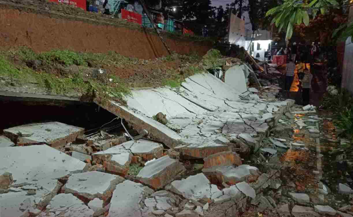 Tembok Pembatas Bank CIMB Tembok Pembatas Bank CIMB
