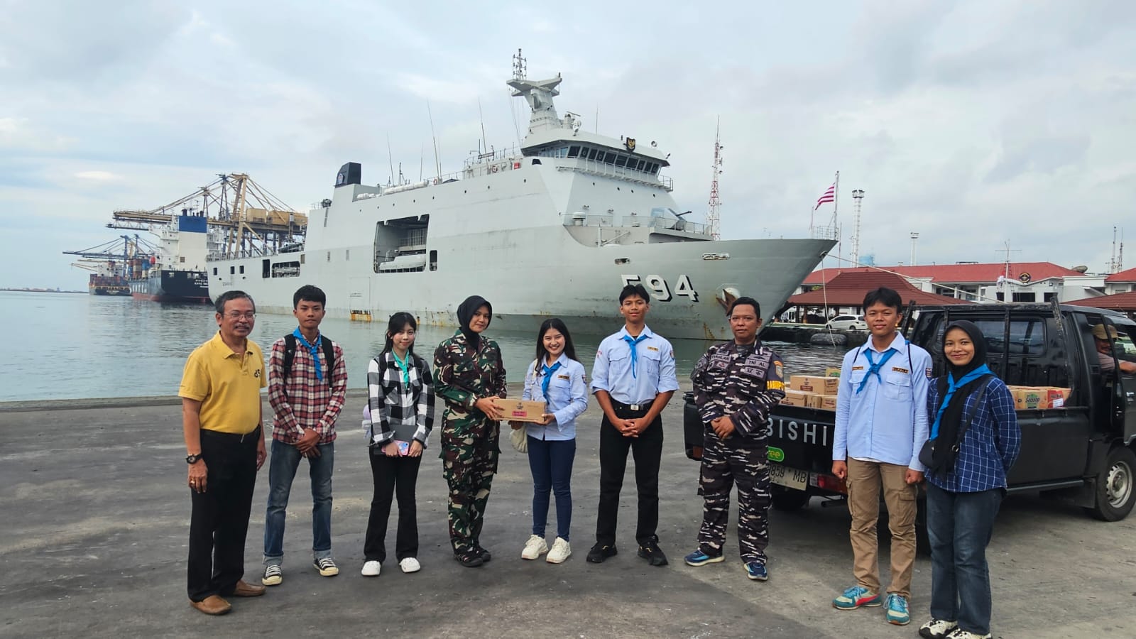Pelajar dan Alumni SMAN 68 Salurkan Logistik Via KRI Semarang-594 Pelajar dan Alumni SMAN 68 Salurkan Logistik Via KRI Semarang-594