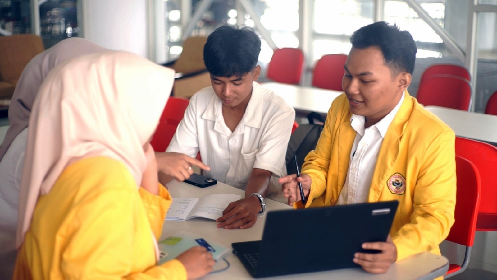 Beasiswa PHI Buka Jalan Putra Kalimantan Selatan Menuju Gelar Sarjana Beasiswa PHI Buka Jalan Putra Kalimantan Selatan Menuju Gelar Sarjana