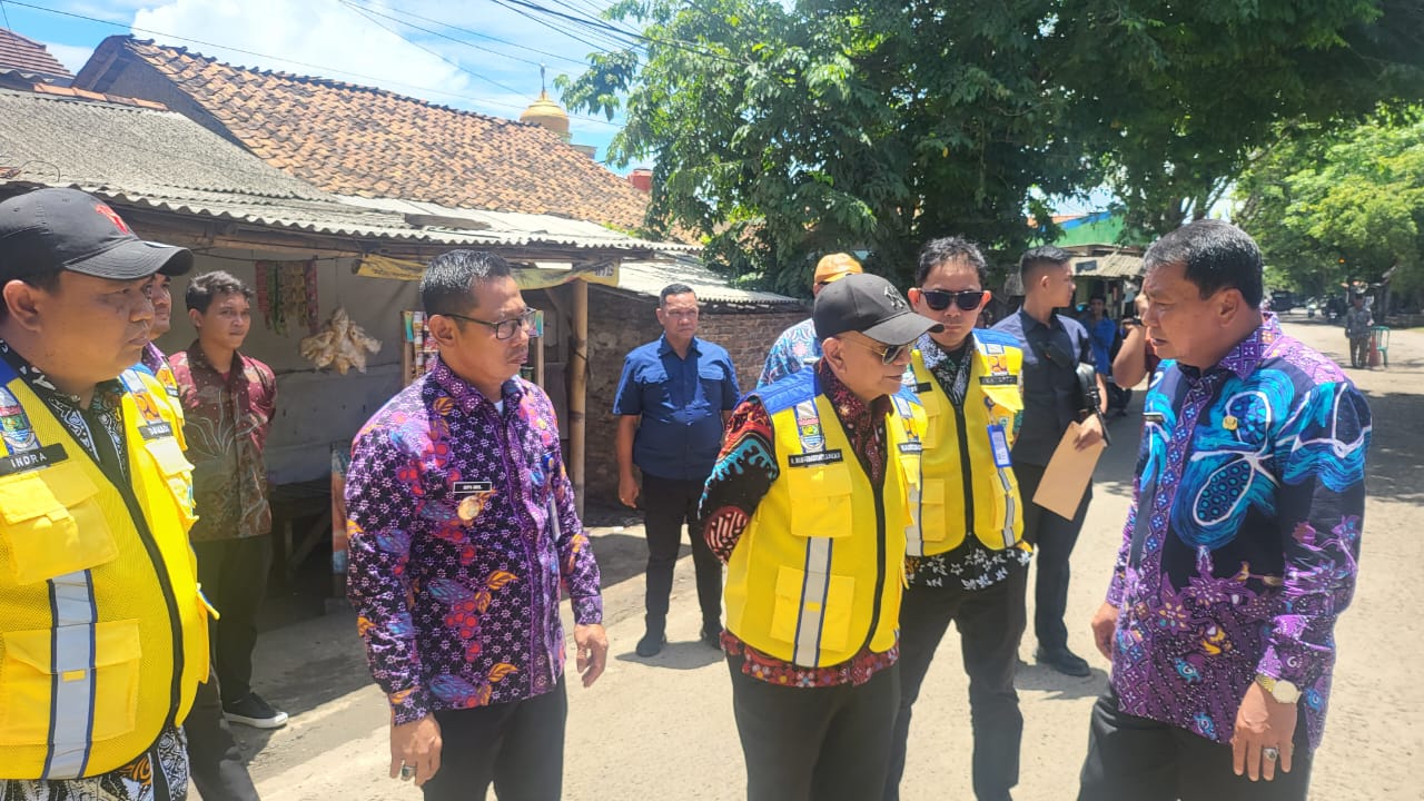 Bupati Meninjau Proses Perbaikan Jalan Kurang Lebih 500 Meter Bupati Meninjau Proses Perbaikan Jalan Kurang Lebih 500 Meter