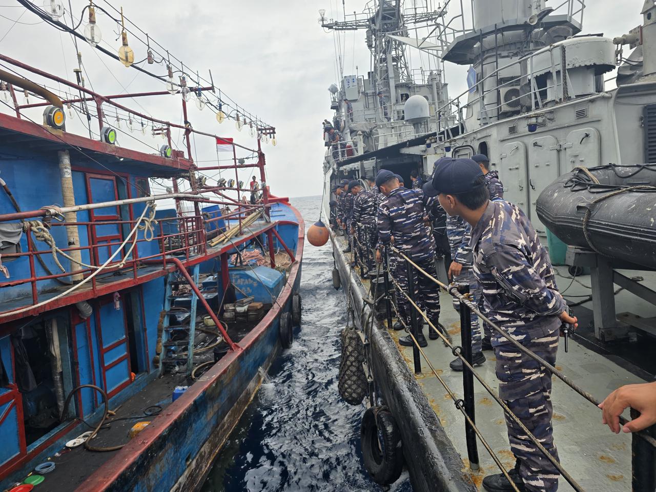 TNI AL Gagalkan Penyelundupan Solar Ilegal di Laut Natuna TNI AL Gagalkan Penyelundupan Solar Ilegal di Laut Natuna