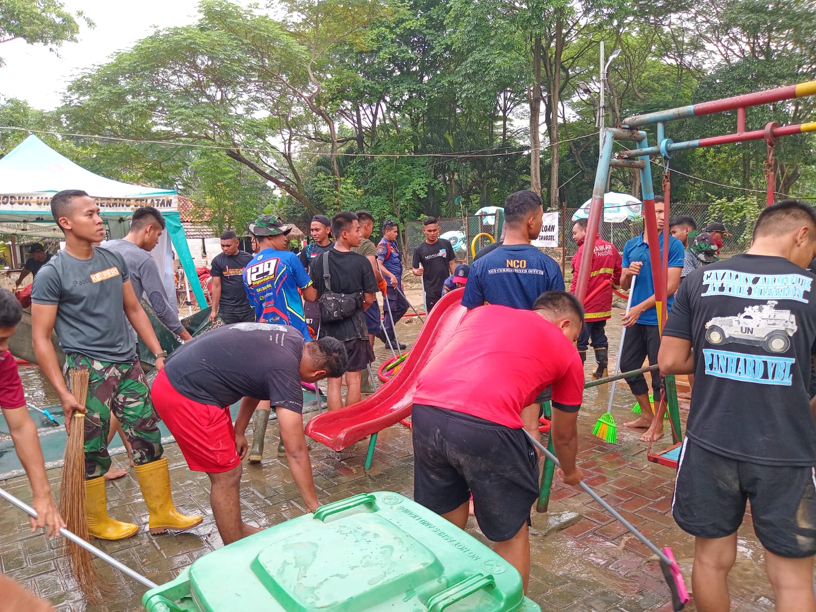 Paguyuban Waroeng Lengkong kerja bakti membersihkan banjir Paguyuban Waroeng Lengkong kerja bakti membersihkan banjir