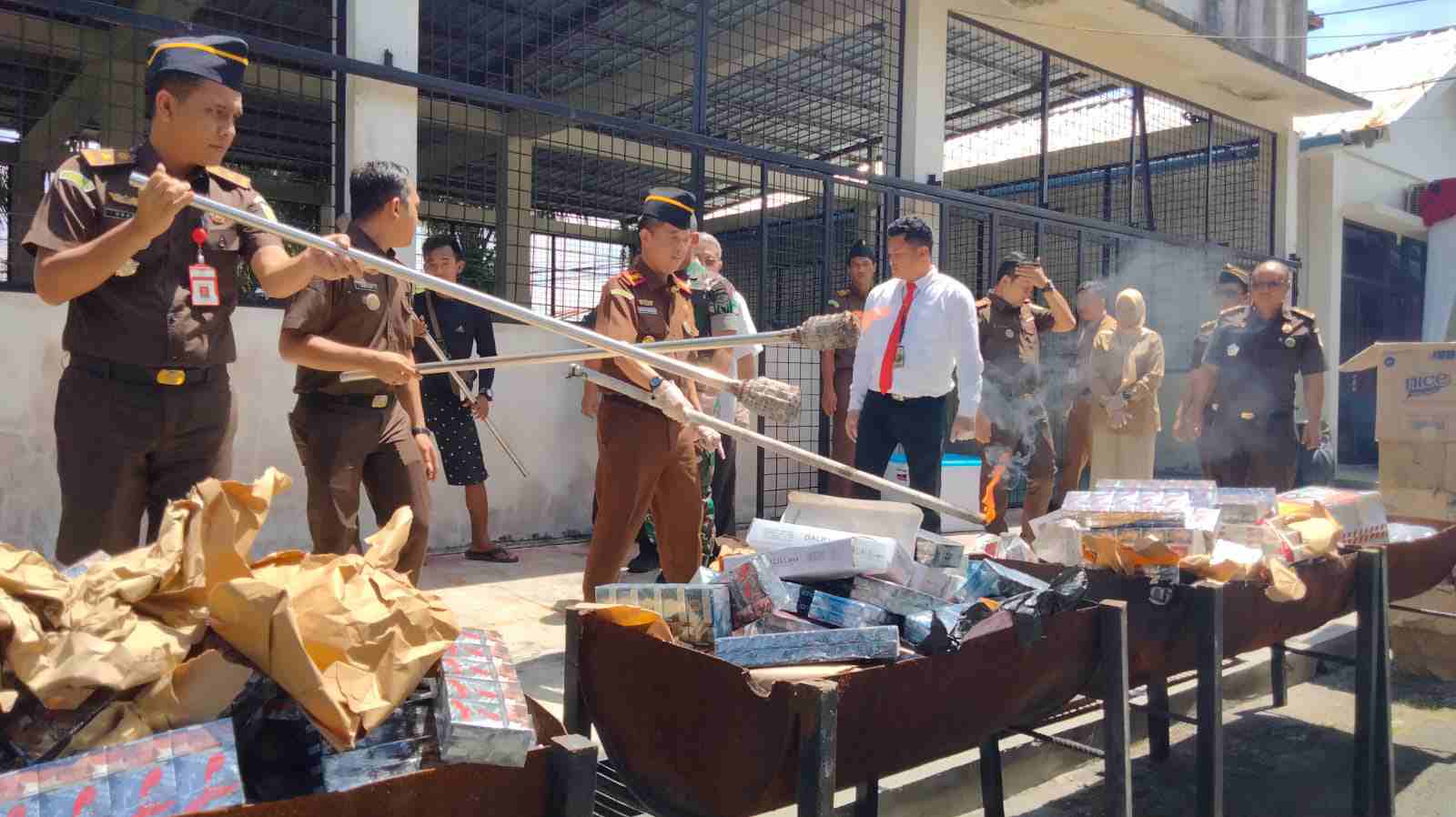 Kejaksaan Negeri Kab. Tangerang Musnahkan 53 Perkara Barang Bukti Kejaksaan Negeri Kab. Tangerang Musnahkan 53 Perkara Barang Bukti