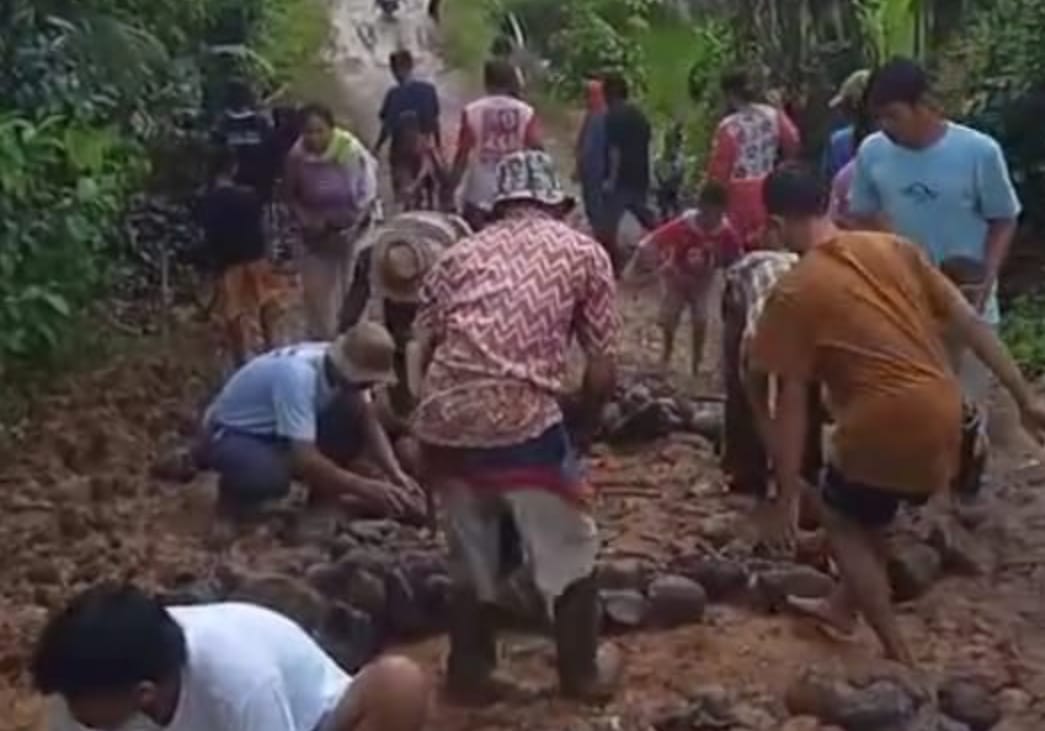 Gotong-Royong Memperbaiki Jalan Rusak Kampung Cipeyah Desa Cisimeut Gotong-Royong Memperbaiki Jalan Rusak Kampung Cipeyah Desa Cisimeut