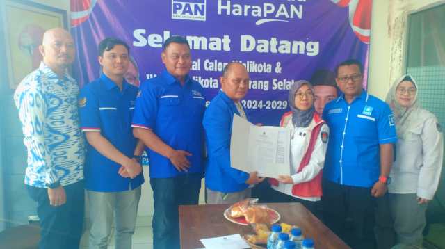 Yayang Bahtiar terima SK penetapan Yayang Bahtiar terima SK penetapan