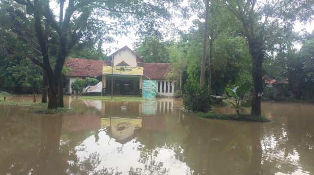 Gerai Lengkong Alami Kerugian Ratusan Juta Akibat Kebanjiran Gerai Lengkong Alami Kerugian Ratusan Juta Akibat Kebanjiran