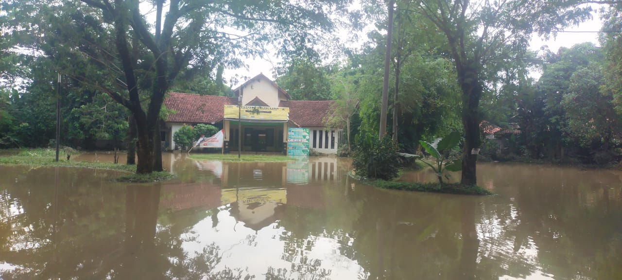 Gerai Lengkong Alami Kerugian Ratusan Juta Akibat Kebanjiran Gerai Lengkong Alami Kerugian Ratusan Juta Akibat Kebanjiran