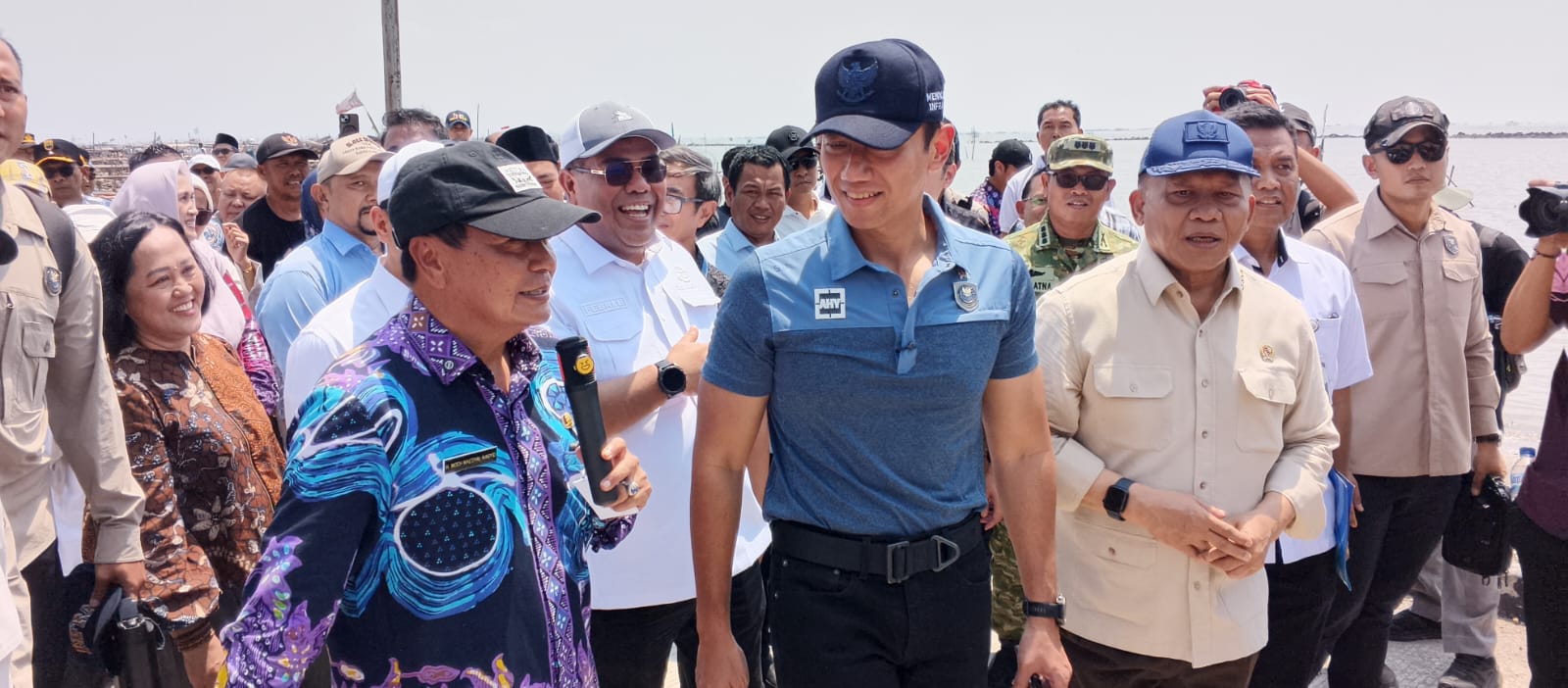 Menko AHY Apresiasi Pembangunan Rumah Layak Huni di Pesisir Pantai Tanjung Kait Kecamatan Mauk Menko AHY Apresiasi Pembangunan Rumah Layak Huni di Pesisir Pantai Tanjung Kait Kecamatan Mauk