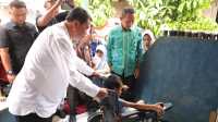 Bupati Beri Dorongan Semangat dan Serahkan Bantuan Kursi Elektrik Kepada Anak FM Pasca Operasi Bupati Beri Dorongan Semangat dan Serahkan Bantuan Kursi Elektrik Kepada Anak FM Pasca Operasi